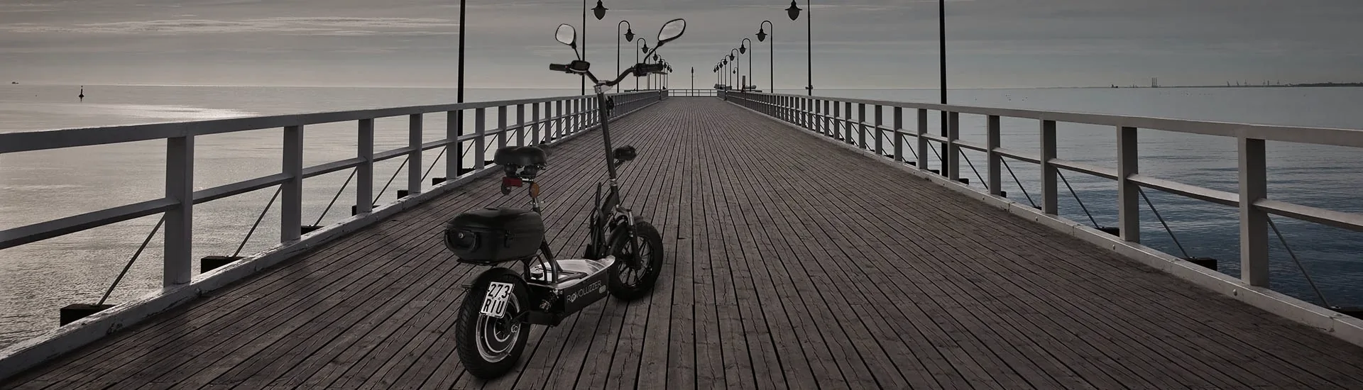 Revoluzzer-Scooter auf einer Seebrücke im Abendlicht